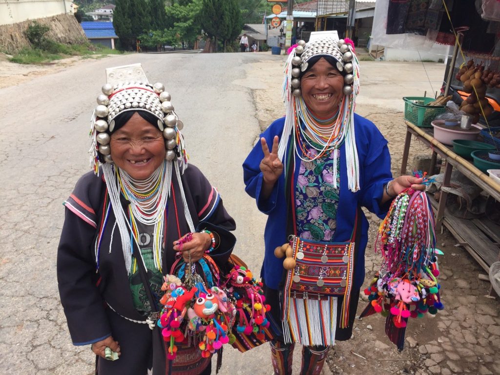 mujeres poblado Akha - Que ver en el norte de Tailandia